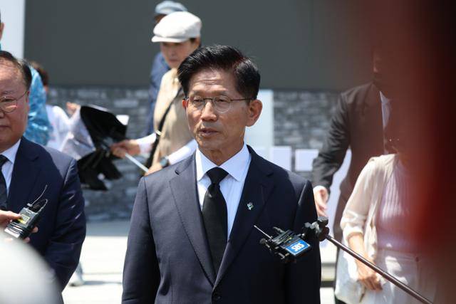 김문수 전 국민의힘 대선 후보가 현충일인 6일 서울 동작구 국립서울현충원에서 현충탑 참배를 마친 뒤 취재진 질문에 답하고 있다. 뉴시스