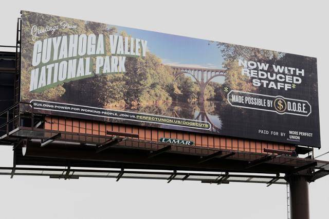 5일 미국 오하이오주 브룩파크의 한 고속도로에 정부효율부(DOGE)의 쿠야호가 밸리 국립공원에 대한 인력 구조조정을 지적하는 광고판이 걸려 있다. 브룩파크=AP 연합뉴스
