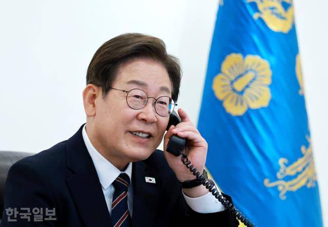 이재명 대통령이 9일 서울 용산 대통령실 청사 집무실에서 이시바 시게루 일본 총리와 전화 통화를 위해 수화기를 들고 있다. 대통령실 제공