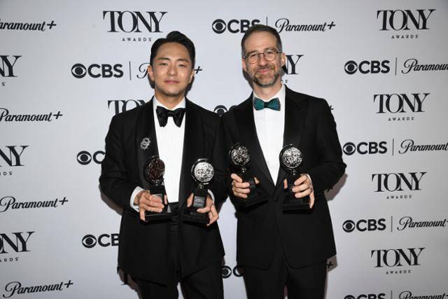 박천휴(왼쪽) 작가와 작곡가 윌 애런슨이 8일 미국 뉴욕 라디오시티 뮤직홀에서 열린 제78회 토니상 시상식에서 창작 뮤지컬 '어쩌면 해피엔딩'으로 극본상과 음악상을 받은 후 기념 촬영하고 있다. 뉴욕=AP 뉴시스