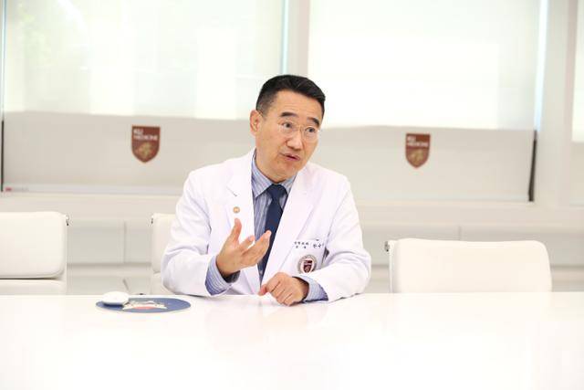 지난 5일 서울 구로구의 고려대구로병원에서 만난 성형외과 한승규 교수가 피부암 수술에 대해 설명하고 있다. 고대구로병원 제공