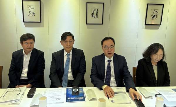 왼쪽부터 대한의학회 박용범 수련교육이사(연세대 의대), 오승준 부회장(경희대 의대), 이진우 회장(연세대 의대), 도경현 홍보이사(울산대 의대)./사진=오상훈 기자