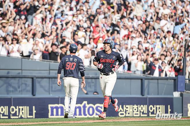 롯데 전준우가 7일 잠실 두산전 3회 초 투런홈런을 치고 그라운드를 돌고 있다. 사진=롯데 자이언츠