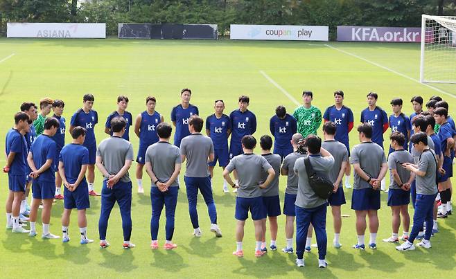 <yonhap photo-4119=""> 월드컵예선 최종전 앞둔 대표팀 (파주=연합뉴스) 서명곤 기자 = 8일 파주 국가대표트레이닝센터(NFC)에서 북중미 월드컵 예선 최종전을 앞둔 축구 국가대표팀 선수들이 홍명보 감독의 지시를 듣고 있다. 2025.6.8 seephoto@yna.co.kr/2025-06-08 17:00:51/ <저작권자 ⓒ 1980-2025 ㈜연합뉴스. 무단 전재 재배포 금지, AI 학습 및 활용 금지></yonhap>