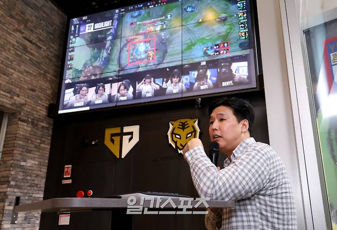 일간스포츠(IS) 스포츠 마케팅 써밋 아카데미(Sports Marketing Summit Academy·SMSA)'가 4일 오후 서울 강남구 젠지이스포츠 본사에서 열렸다. 김형민 라이엇게임즈 팀장이 강연을 하고있다. 올해로 3회째를 맞는 SMSA는 매주 스포츠마케팅 최고전문가들과 화려한 셀럽 라인업을 강단으로 구성, 6월 18일까지 매주 수요일 진행된다. 김민규 기자 mgkim1@edaily.co.kr /2025.06.04/