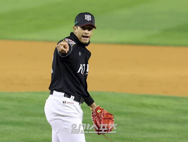2일 오후 잠실구장에서 열린 KT위즈와 두산베어스의 2024신한쏠뱅크 KBO포스트시즌 와일드카드 결정1차전. KT 선발 쿠에바스가 4회말 두산 강승호를 삼진아웃시키며 콜하고있다. 잠실=정시종 기자 capa@edaily.co.kr /2024.10.02.