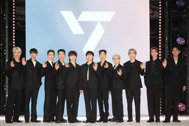 그룹 세븐틴이 4일 서울 용산구 리플레이스 한남에서 열린 세븐틴 에어비앤비 익스피리언스 기념 포토세션에서 포즈를 취하고 있다. &nbsp;연합뉴스&nbsp;
