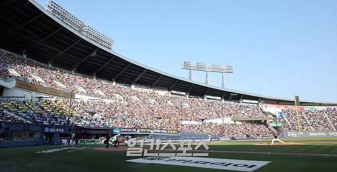 3일 오후 잠실야구장에서 열린 2025 프로야구 KIA와 두산 경기. 많은 야구팬들이 경기장을 가득 메우고 있다. 잠실=정시종 기자 capa@edaily.co.kr