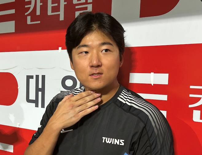 8일 고척 키움전 승리 후 취재진과 인터뷰 중인 LG 송승기. 고척=이형석 기자&nbsp;