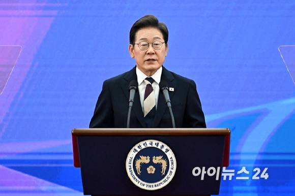 이재명대통령이 4일 오전 국회 로텐더홀에서 열린 제21대 대한민국 대통령 취임사를 하고 있다. [사진=국회시잔취재단]