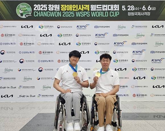 청주시청 장애인사격부 선수들이 장애인사격월드컵대회에서 메달을 획득한 뒤 기념 사진을 찍고 있다. [사진=청주시]