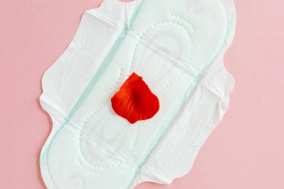 20년간 여성 자궁 질환 진료해 온 김우성 이음여성한의원 원장은 최근 자신의 유튜브 채널을 통해 자궁 건강에 대한 셀프 체크 방법에 대해 소개했다. 사진은 본 기사 내용과 무관. [사진=픽셀 @Kaboompics]