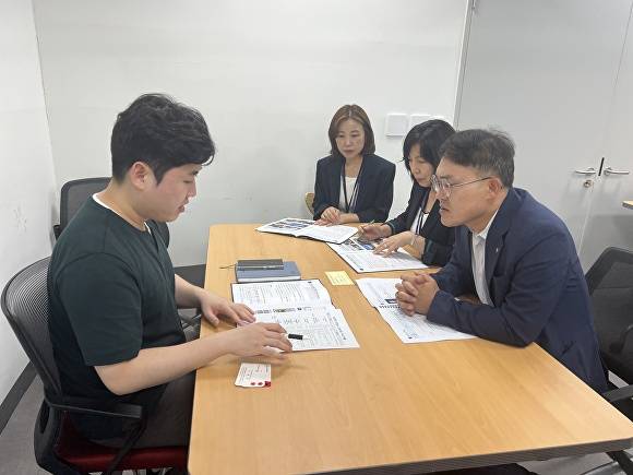 민선식 부시장이 기획재정부를 방문해 지역현안사업을 설명하고 있다. [사진=남원시 ]