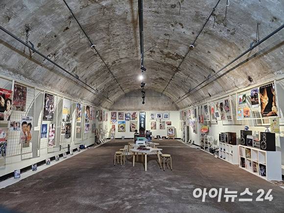 충북도가 지난 4일 연 당산 생각의 벙커‘999.9 프로젝트’ 3호실 전시 모습. 오랫동안 수집하고 다양한 대중문화 예술품이 전시돼 있다. 내부에는 CCTV가 없어 도난·훼손 우려가 제기되고 있다. [사진=장예린 기자]
