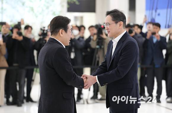 이재명 대통령이 지난 3월 20일 서울 강남구 멀티캠퍼스 역삼 SSAFY 서울캠퍼스에서 청년 취업 지원을 위한 현장 간담회에 참석했다. 이재명 대표가 로비에 마중나온 이재용 삼성전자 회장과 인사하고 있다.