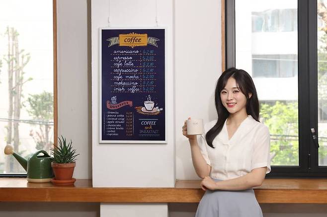 삼성전자 컬러 이페이퍼 EM32DX /출처=삼성전자