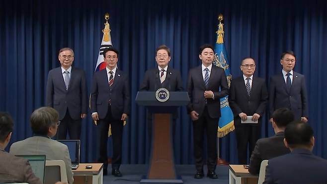 지난 4일, 이재명 대통령이 첫 내각 인선을 발표하고 있다. 왼쪽부터 이종석 국정원장 후보자, 김민석 국무총리 후보자, 대통령, 비서실장(강훈식), 안보실장(위성락), 경호처장(황인권). (SBS 캡처)