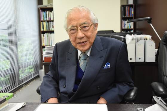 지난 3일 도쿄에서 오구라 가즈오 전 주한일본대사가 한국 새 정부와의 관계 구축에 대해 얘기를 하고 있다. 오누키 도모코 특파원