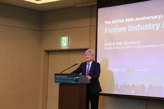 이경수 인애이블퓨전 이사회 의장이 8일 서울 강남구 그랜드 인터컨티넨탈 파르나스 호텔에서 열린 ‘퓨전 인더스트리 데이’에서 핵융합 에너지 상용화 방안을 발표하고 있다. 사진 인애이블퓨전
