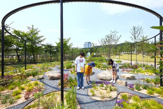 소중 학생기자단이 개막식 때 얼음을 배치해 녹은 물이 식생을 성장시키는 순환과 자연 회복력을 표현한 정원 ‘Waterrooots!’을 보고 있다.