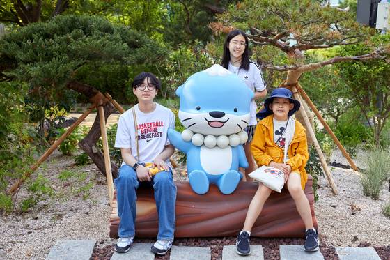 현장에는 학생·시민·다문화가족·서울 25개 자치구가 참여한 ‘동행정원’ 62개도 만날 수 있다. 진주시 캐리터 ‘하모’가 있는 지자체정원.