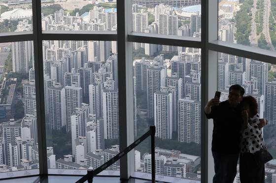 토지거래허가구역 확대 지정 이후 급격히 쪼그라들었던 강남 3구와 용산구 거래가 지난 5월 일제히 전월 거래량을 넘어섰다. 사진은 8일 서울 송파구 서울스카이에서 본 일대 아파트. 연합뉴스