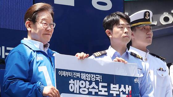 더불어민주당 이재명 대통령 후보가 14일 부산 부산진구 서면에서 열린 집중유세에 참석, 전국해운노조협의회?해양대학생 대표들과 협약식에 서명 후 포즈를 취하고 있다. 2025.05.14 /