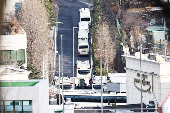 지난 1월 서울 용산구 한남동 대통령 관저 입구에서 경호처 직원들이 움직이고 있다. 김종호 기자.