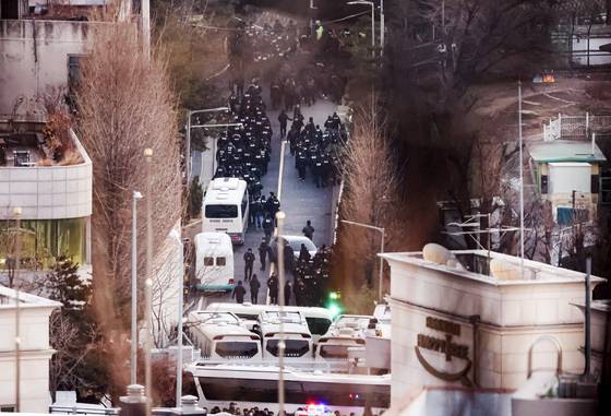 고위공직자범죄수사처와 경찰로 구성된 공조수사본부가 윤석열 대통령에 대한 2차 체포영장 집행에 나선 15일 오전 서울 용산구 한남동 대통령 관저에서 공수처 수사관들과 경찰 인력이 1차 저지선을 뚫고 관저로 향하고 있다. 전민규 기자