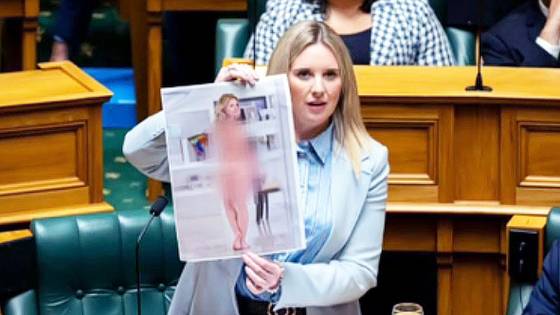 로라 맥클루어 의원이 지난달 14일 뉴질랜드 의회에서 자신이 직접 만든 딥페이크 사진을 들어 보였다. 사진 로라 맥클루어 인스타그램 캡처