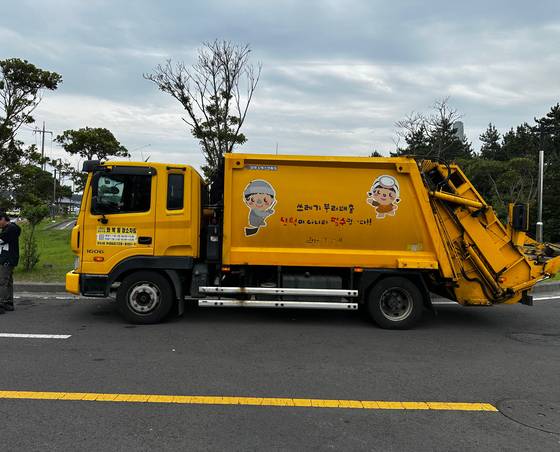 9일 오전 제주시 구좌읍 동복리 주민들이 제주환경자원순환센터 진입로를 막아서자 쓰레기를 버리지 못하고 대기 중인 제주도 청소차량. 최충일 기자