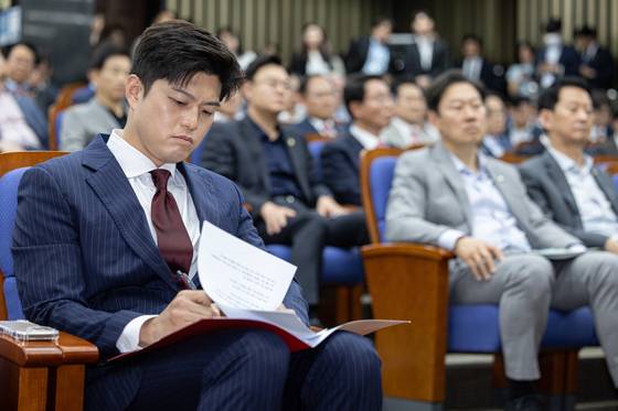 김용태 국민의힘 비상대책위원장이 9일 오후 서울 여의도 국회에서 열린 의원총회에서 발언 자료를 살펴보고 있다. 뉴스1