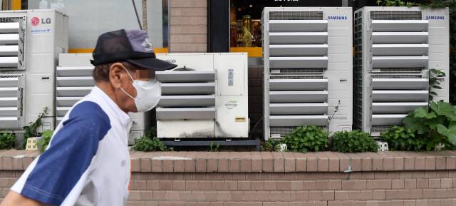 ▲ 춘천 효자동의 한 건물에 에어컨 실외기가 설치되어 있다. [강원도민일보 자료사진]