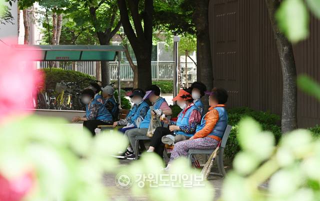 ▲ 최근 무더운 날씨가 이어지며 온열질환 환자가 발생하고 있는 가운데 9일 춘천 효자동에서 어르신들이 노인일자리 활동중 그늘에서 휴식을 하고 있다. 김정호 기자