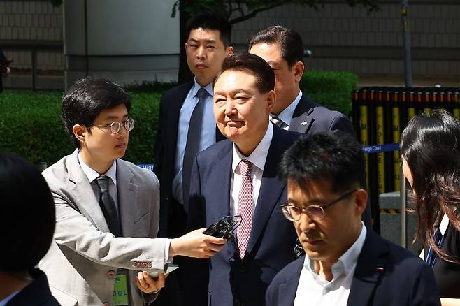 윤석열 전 대통령이 9일 서울 서초구 서울중앙지방법원에서 열린 내란 우두머리 혐의·직권남용 권리행사 방해 혐의 사건 6차 공판에 출석하고 있다. /사진=사진공동취재단