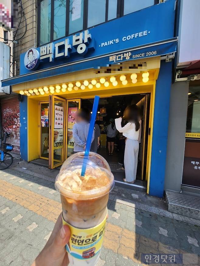 아이스 까페라떼 한 잔 1000원 행사를 진행중인 성북구 한 빽다방 매장 (사진=이미나 기자)