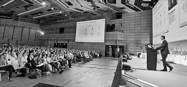 지난 5일 열린 유럽신장학회 기조 강연에서 바이엘의 만성신장질환 치료제 임상에 참여한 의료진이 효능 결과를 발표하고 있다.  이우상 기자