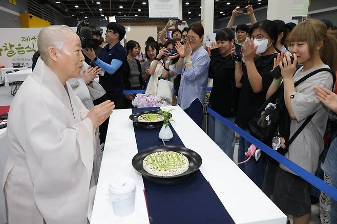 8일 서울 양재 aT센터 제1전시장에서 열린 제4회 사찰음식 대축제에서 사찰음식 명장 계호스님(진관사)이 참석자들에게 사찰음식에 관해 설명하고 있다. /사진=연합뉴스