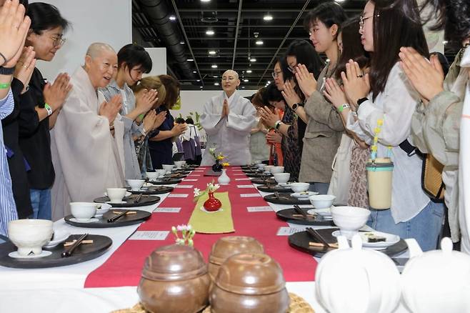8일 서울 양재 aT센터 제1전시장에서 열린 제4회 사찰음식 대축제에서 사찰음식 명장 계호스님(진관사)이 참석자들과 발우공양 체험을 함께하고 있다. /사진=연합뉴스