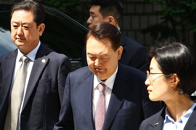 윤석열 전 대통령이 9일 서울 서초구 서울중앙지방법원에서 열린 내란 우두머리 혐의·직권남용 권리행사 방해 혐의 사건 6차 공판에 출석하고 있다. 사진공동취재단