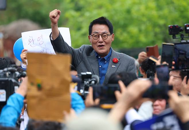 박지원 더불어민주당 의원이 지난달 전남 화순군 화순읍에서 열린 남도문화벨트 골목골목 경청투어에 참석해 이재명 당시 민주당 대선 후보 지지 연설을 하고 있다. 연합뉴스