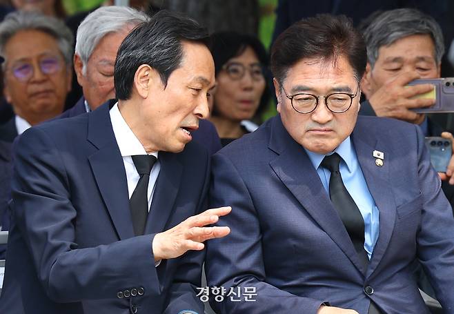 9일 서울 서대문구 연세대학교 이한열동산에서 열린 제38주기 이한열 추모식에서 우상호 대통령실 정무수석(왼쪽)과 우원식 국회의장이 참석해 이야기를 나누고 있다.