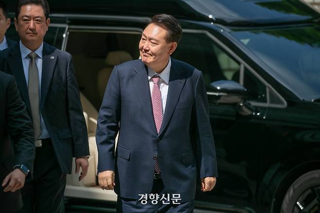 윤석열 전 대통령이 9일 오전 서울 서초구 서울중앙지법에서 열린 ‘내란 우두머리’ 혐의 사건 6차 공판에 출석하고 있다. 사진공동취재단