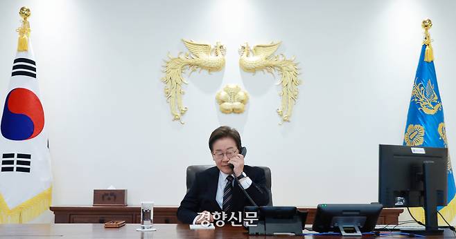 이재명 대통령이 9일 서울 용산 대통령실 청사 집무실에서 이시바 시게루 일본 총리와 전화 통화를 위해 수화기를 들고 있다. 대통령실사진기자단