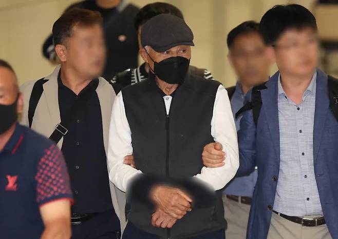 뉴질랜드에 머물던 허재호 전 대주그룹 회장이 지난달 27일 인천국제공항 2터미널을 통해 국내로 송환되고 있다. 연합뉴스