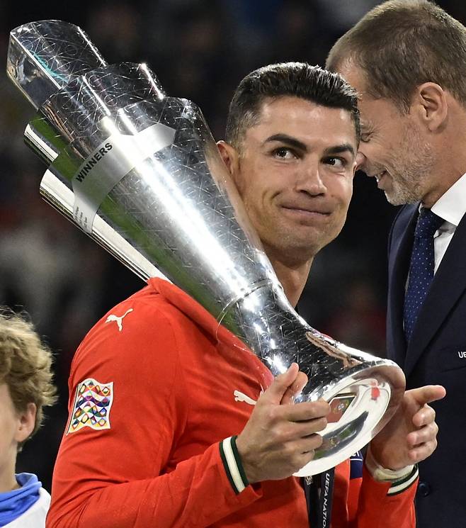 국가대표의 무게 포르투갈 국가대표 주장 크리스티아누 호날두가 9일 독일 뮌헨에서 열린 2024~2025 유럽축구연맹(UEFA) 네이션스리그 우승을 차지한 뒤 트로피를 들고 기뻐하고 있다. 뮌헨 | AFP연합뉴스