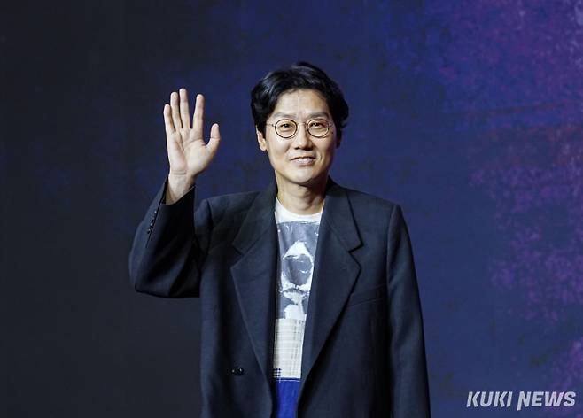 황동혁 감독이 9일 서울 한강로3가 서울드래곤시티에서 열린 넷플릭스 시리즈 '오징어게임 3' 제작발표회에서 자세를 취하고 있다. 유희태 기자