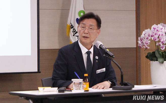 김제선 중구청장이 9일 기자회견을 열고 지역화폐 '중구통' 정책을 설명하고 있다. 사진=명정삼 기자