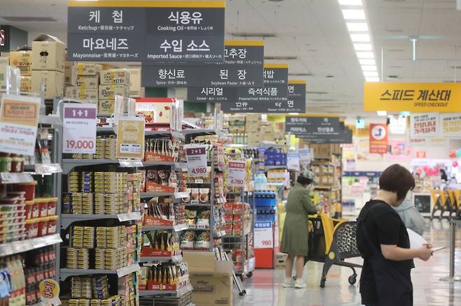 서울의 한 대형마트에서 소비자들이 물건을 고르고 있다. 연합뉴스