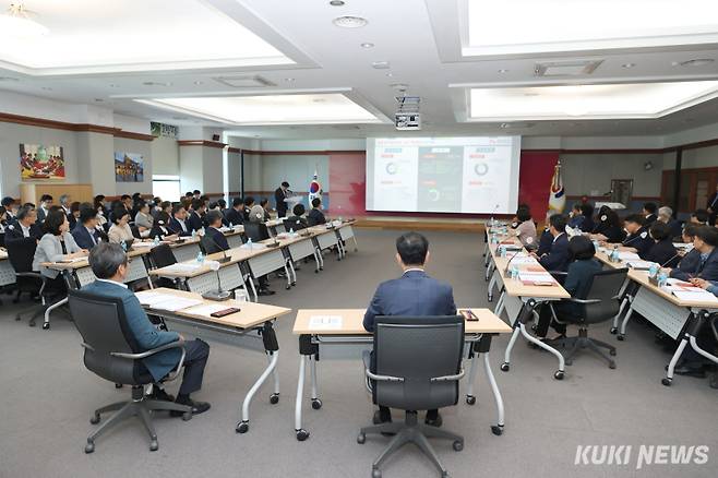 9일 강릉시청에서 열린 민선8기 출범 3주년 성과보고회를 김홍규 강릉시장이 주재하고 있다. (사진=강릉시)